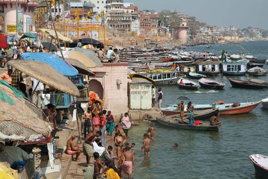 Varanasi,the holiest city in India,thousands of pilgrims flock to the banks of the Ganges every day for ritual ablution