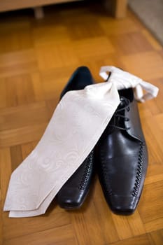 Tie and leather shoes