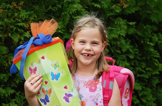 Slowly,the gaps between the teeth are getting bigger and bigger and so is the little mouse....! Tomorrow she will finally have her first day of school!