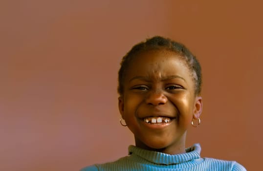 yes what does it show... the background of this blde: Kimani fell and hurt herself,when she saw that I was photographing her,she held back the crying and wanted - vain as she is - to put out her most beautiful smile. The result is a