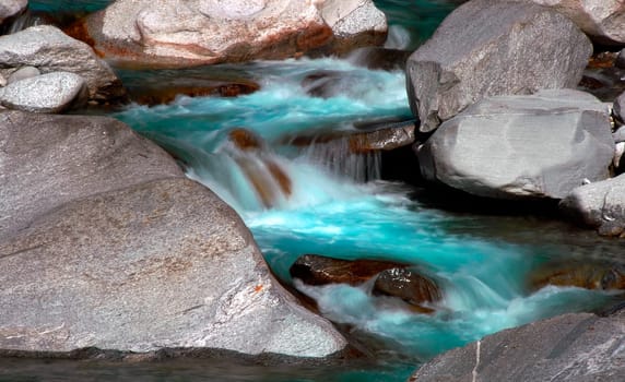 After the first snowfalls in the mountains,the water of the Verzasca comes already unpleasantly cold shot into the valley. Unlike the turquoise lagoons in the tropical seas,the same color here shows the icy cold of the dangerous torrent