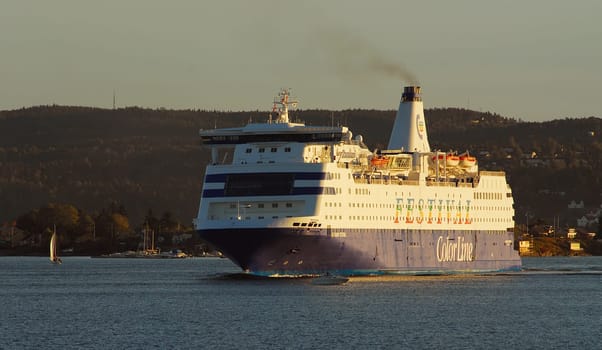 First of all,of course,we had to get to our destination and once again the Color Festival brought us to our goal. We know this ferry like the back of our hand,but it is always an impressive sight when it enters the harbour. God be