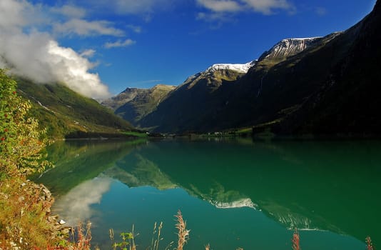 Every time we go to Norway,we also try to make a trip to Jostedalsbreen,the largest glacier in Europe. This time we chose the only sunny day on our holiday. However,the sun showed up there as well