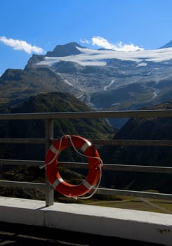 In the past,the St. Bernard dog,which was used for avalanche rescue,was the landmark in the mountains. Today,with climate change and the resulting melting of glaciers,lifebuoys are on the air to save people from drowning
