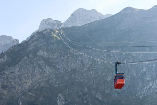 The cable car takes visitors from the Fräkmüntegg station up to Pilatus Kulm at 2132 metres above sea level in about five minutes. When the weather is nice,you can enjoy a unique view of the Alps and the lake landscape of the Central Forest.