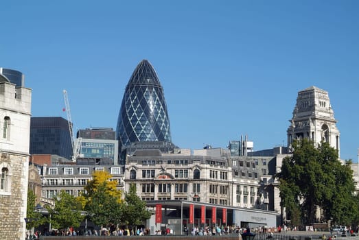 Norman Forster's 180m high glass "cucumber"" for the Swiss reinsurance group ""swiss re"" has been a new landmark of London since 2004"