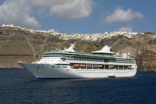 Kreuzfahrtschiff vor Santorin