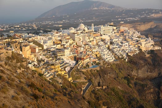 Blick auf Fira mit Profitis Ilias