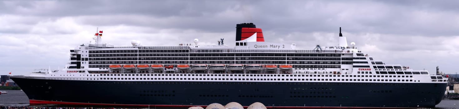 QM2 Panorama