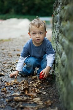 Child at wall