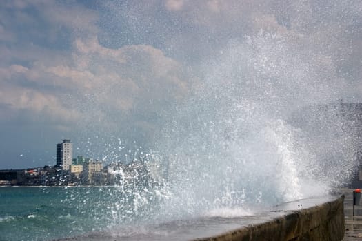... this wave ends here - PLEASE DON'T CONTINUE SURFING!!     The Atlantic Ocean crashes its waves with force against the Malecón in Havana/Cuba. Therefore,such waves are also called breakers. :-)