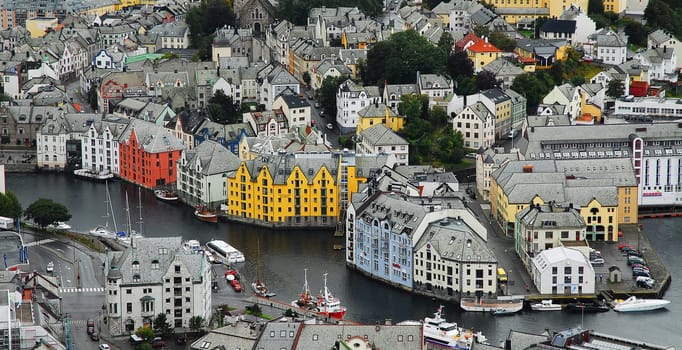 Anyone who has ever visited the area around Ålesund has certainly seen this city. I fell in love with the architecture and structure of the beautiful city on my first visit. If it hadn't been for a major fire in 1904,850 houses were destroyed to the ground.