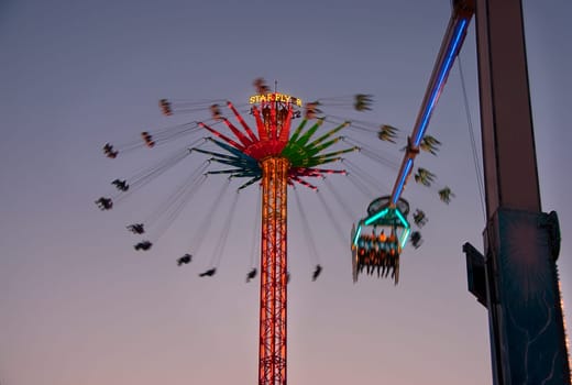 Both attractions want to go high,in the lens it looks like they are going to collide,but I don't think that's the plan... PS: The image may not be sharp in all parts Everything is in dizzyingly fast speed