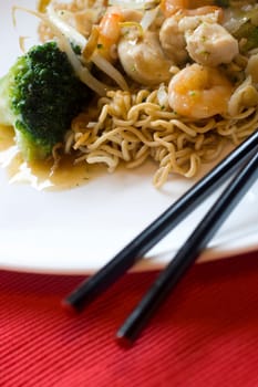 fried noodles with prawns and vegetables