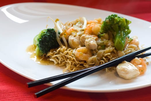 fried noodles with prawns and vegetables