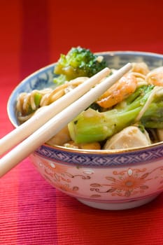 fried noodles with prawns and vegetables