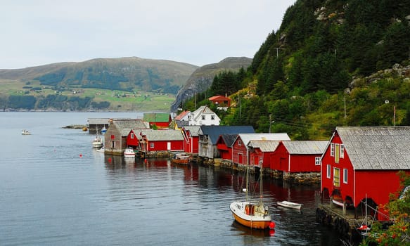 This is actually quite a typical picture on the west coast... the red boathouses with a fishing boat in front of them and the rainy weather,we have experienced so many times.... And yet we are always drawn back there.....