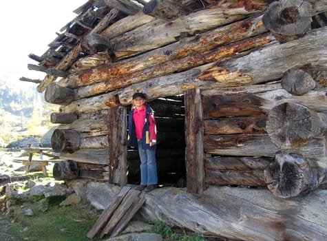 Lisa investigates an old house.