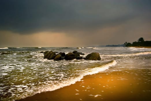 Near the equator,in western Central Africa,there are two rainy seasons: La grande Saison de Pluie around the end of August to the end of November,then the Saison sêche,the dry season until the end of April,then until the end of July la petite saison de pluie,the small R
