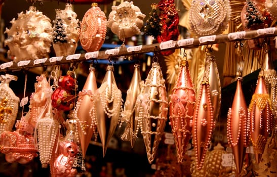 Isn't it delightfully cheesy? Seen today at the Cologne Christmas market... but it was by far the kitschiest stand of all,the rest was very nice...:-)