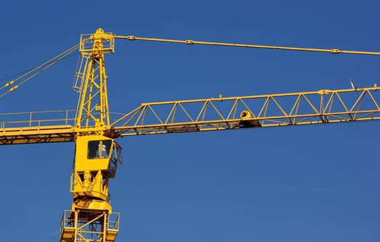 BUILDING CRANE