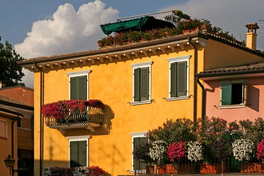 Bardoino, gelbes Haus am Gardasee