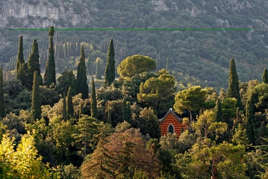 Garda, Landschaft mit Zypressen