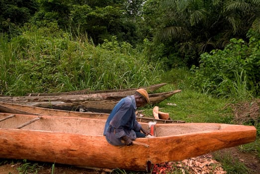 The boats are built according to ancient tradition. A special tree is felled near the water,then the rough-hewn tree is dragged into the water and left in the water for two years. After this soaking time,it is dried. The wood is now gan