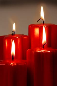 4 red candles