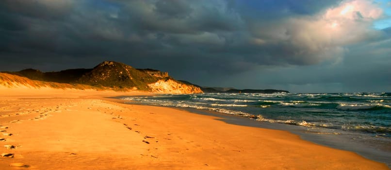 If you are travelling in the region,you should definitely make a detour to Mandalay Beach,which is located 18 km from the small town of Walpole. Here,the term wildly romantic is certainly more than appropriate. The unpaved Mandalay Beach Ro