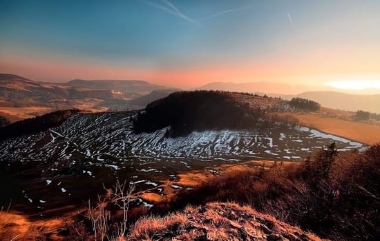 In my last picture,a user wondered about the red coloring of the meadow. Up here (1200) everything was still full of snow until a few days ago,after the melting of the snow the grass of the pastures is brown-siena-red... Depending on the incidence of light,. The I
