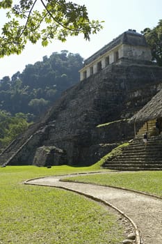 großer maya temple in palenque,mexico