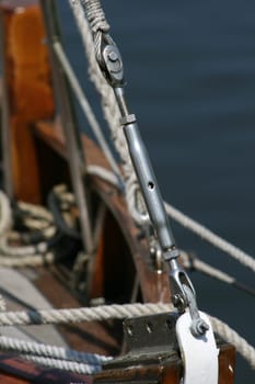 Ship's bow with rope tensioner