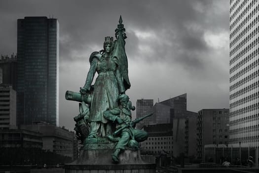 La Defense Statue