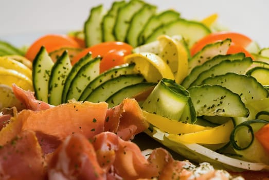 Cold meat and vegetables