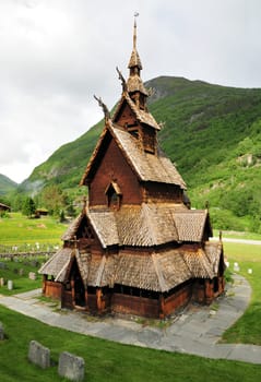 The stave church of Borgund is over 800 years old! It was built on a stone pedestal. As a result,the wood did not come into contact with the wet floor.