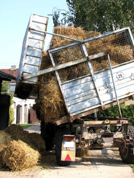 Unloading straw