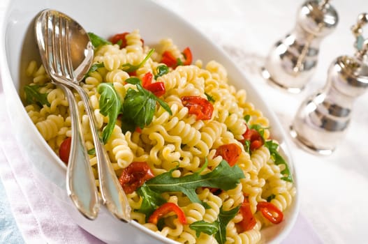 Pasta salad with tomatoes and rocket