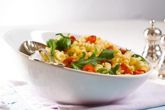 Pasta salad with tomatoes and rocket