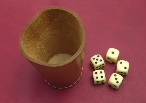 Standing dice cup and dice