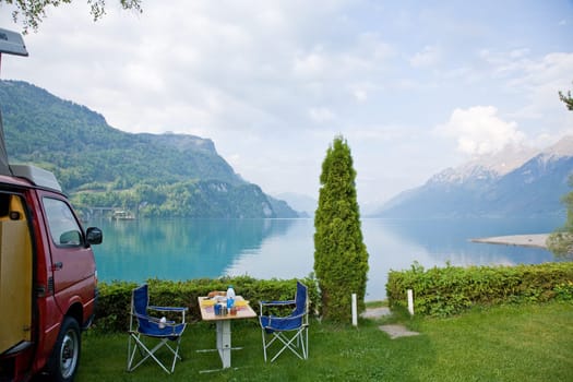 Breakfast by the lake
