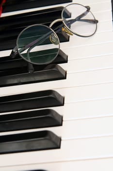 spectacles on piano