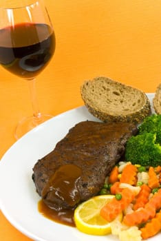 Roast beef with broccoli,carrot and red wine