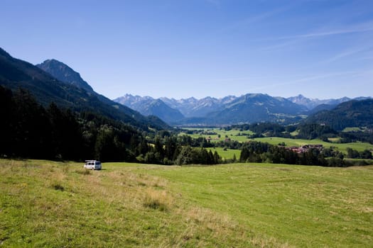 View over meadows and mountains to the Oberallgäu near Fischen