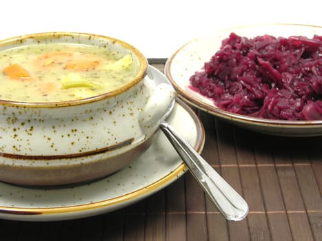 Meal consisting of vegetable stew and red cabbage
