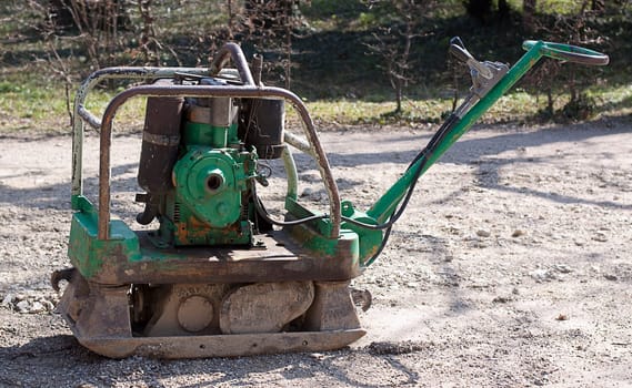 Construction machine for rolling the pavement