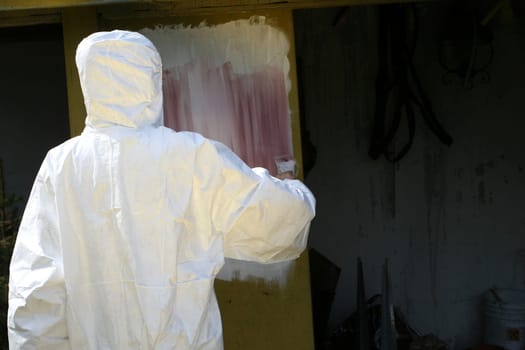 Painter paints the wall