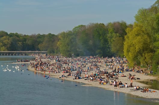 Barbecuing at Munich's Isar