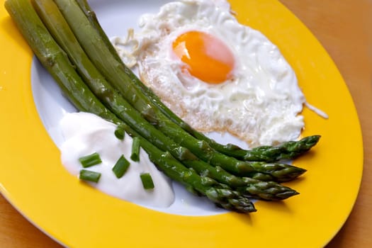 Green asparagus with fried egg and cottage cheese