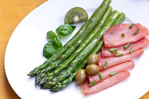 Green asparagus with olives,ham